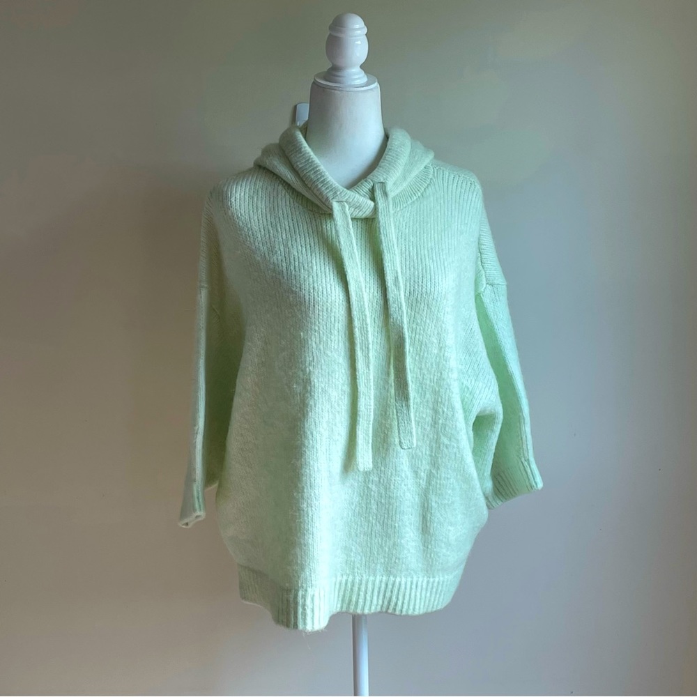 H& M Woman Size M/L
Crop Sweater Poncho Pale Green
Half Sleeve Top Wool Blend